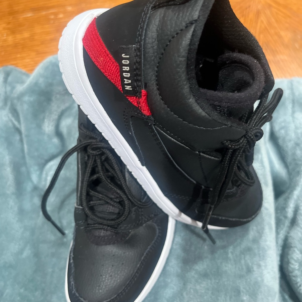 Jordan Kids Sneakers in Black and Red